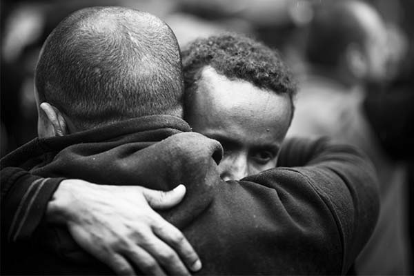 como-apoyar-amigo-sale-del-closet-abrazo