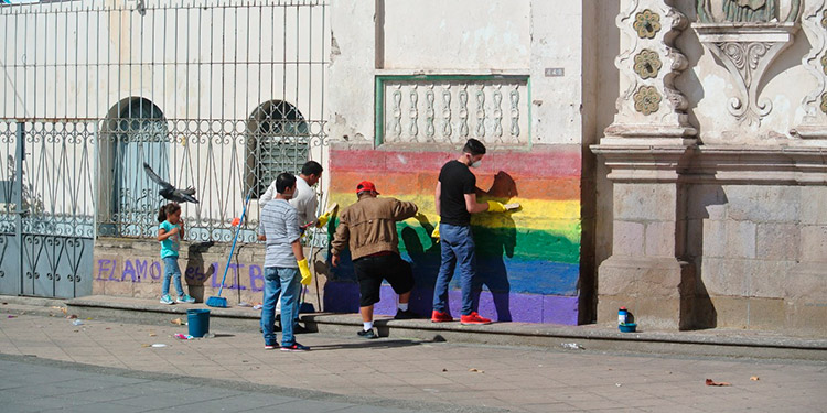 bandera LGBT+ pintada iglesia