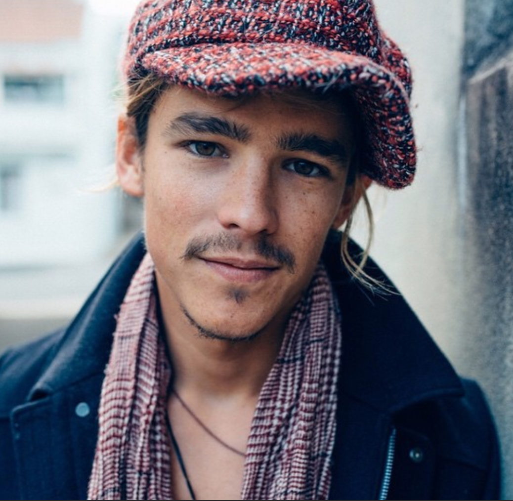 Brenton Thwaites fotos