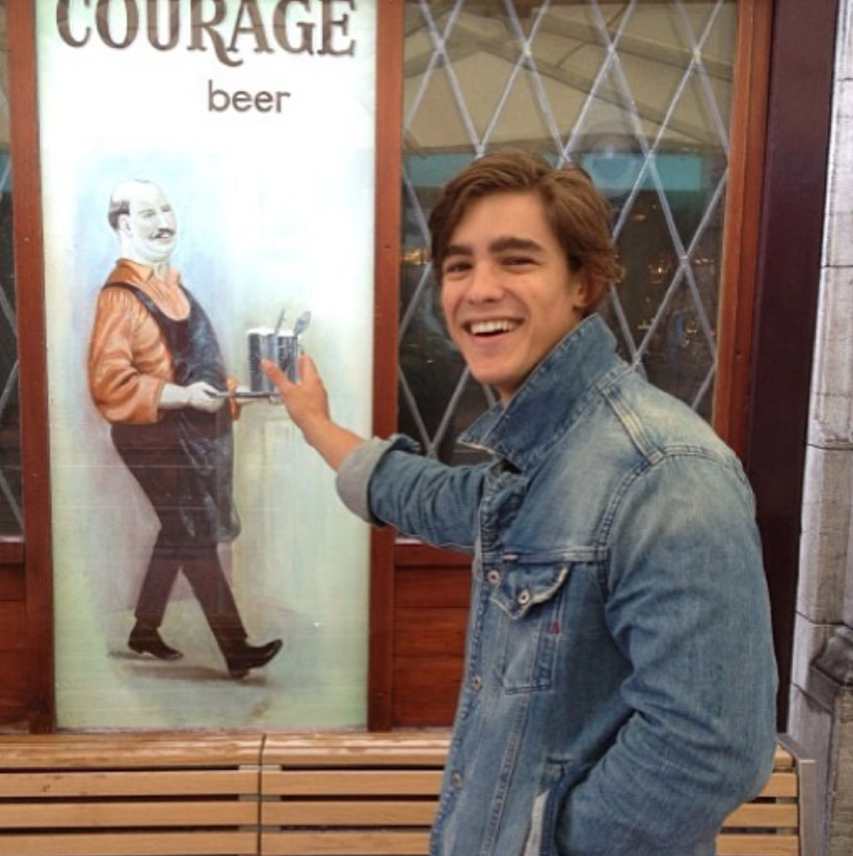 Brenton Thwaites fotos