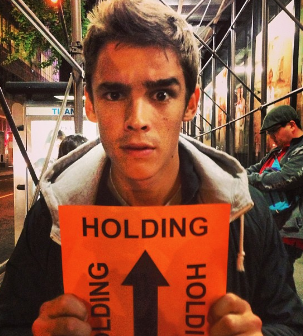 Brenton Thwaites fotos