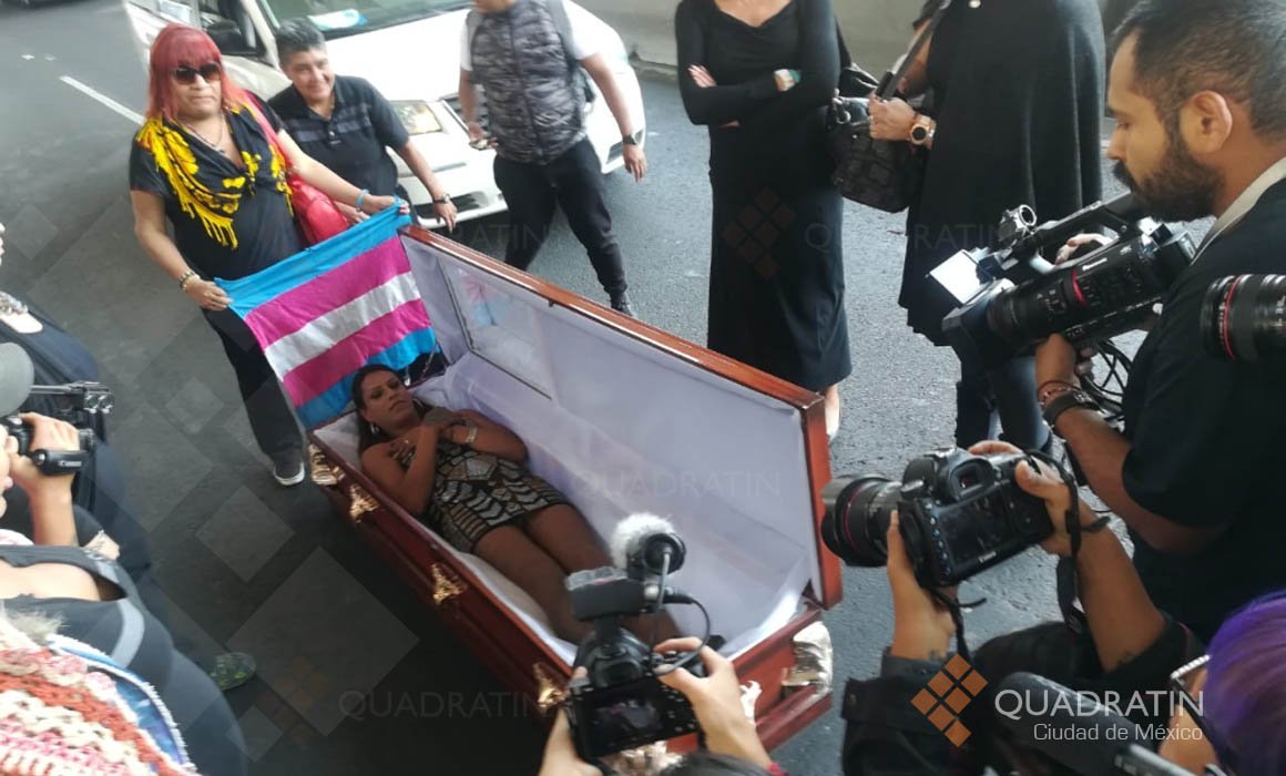 activistas trans ataúd periférico