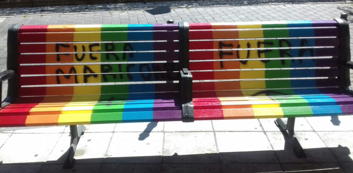 bancas arcoíris vandalizadas