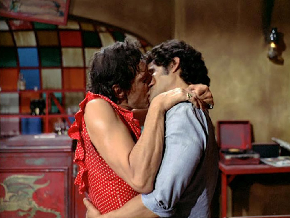 primer-beso-gay-cine-mexicano-1