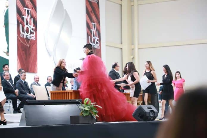 licenciado graduación atuendo--portada