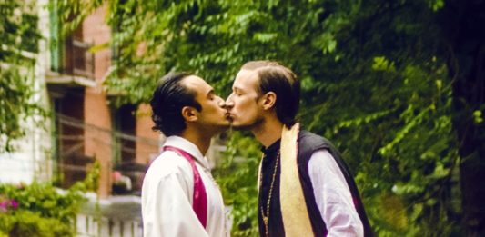 foto sacerdotes beso
