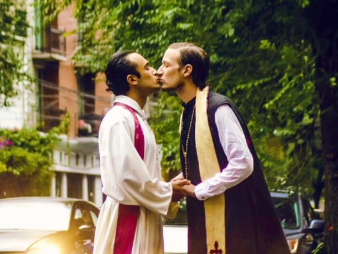 foto sacerdotes beso