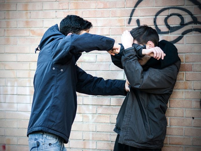 hombre abofeteó gay 3