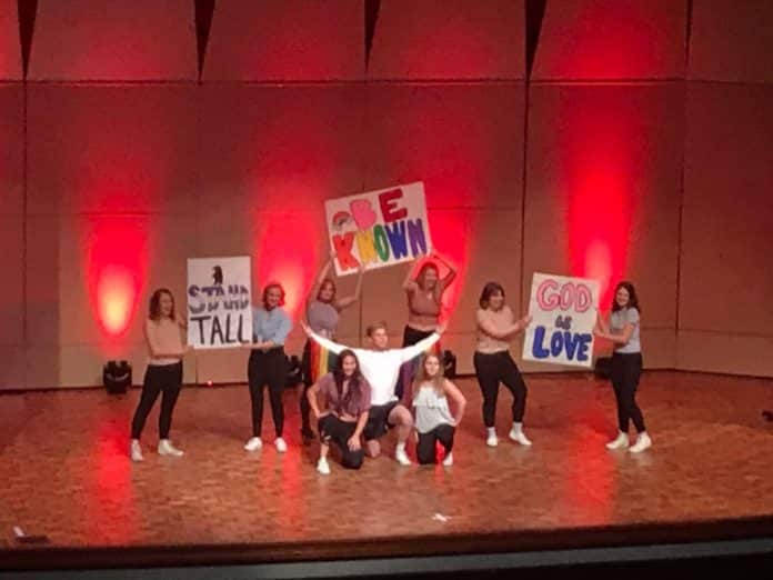 joven sale clóset universidad cristiana