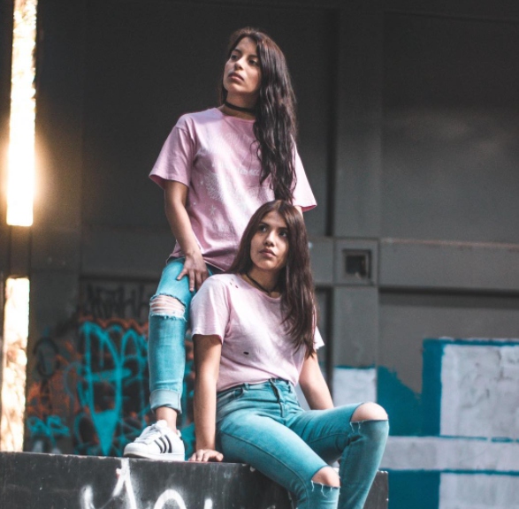 Sara y Atenas youtubers bisexuales lesbianas