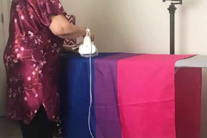abuela-plancha-bandera-bisexual-nieta-0