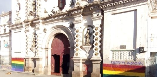 bandera lgbt pintada iglesia portada