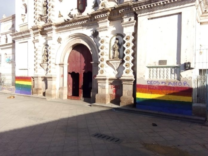 bandera lgbt pintada iglesia portada