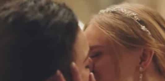 cristianas comercial beso lésbico 1