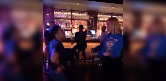 Dua Lipa bailando antro gay