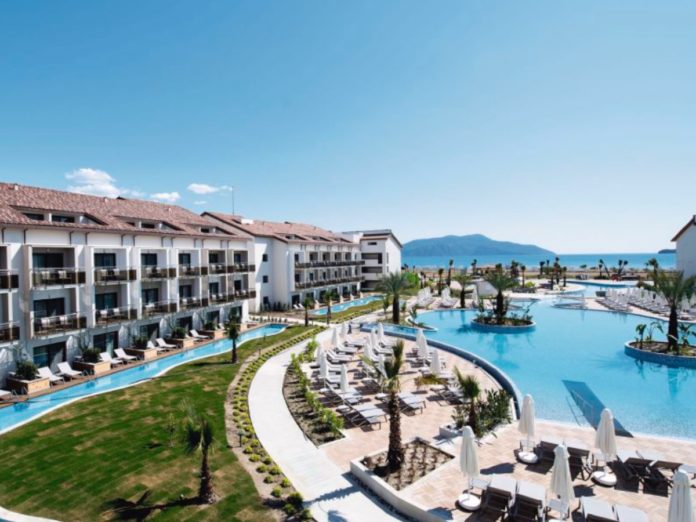 Huésped escupió gay hotel