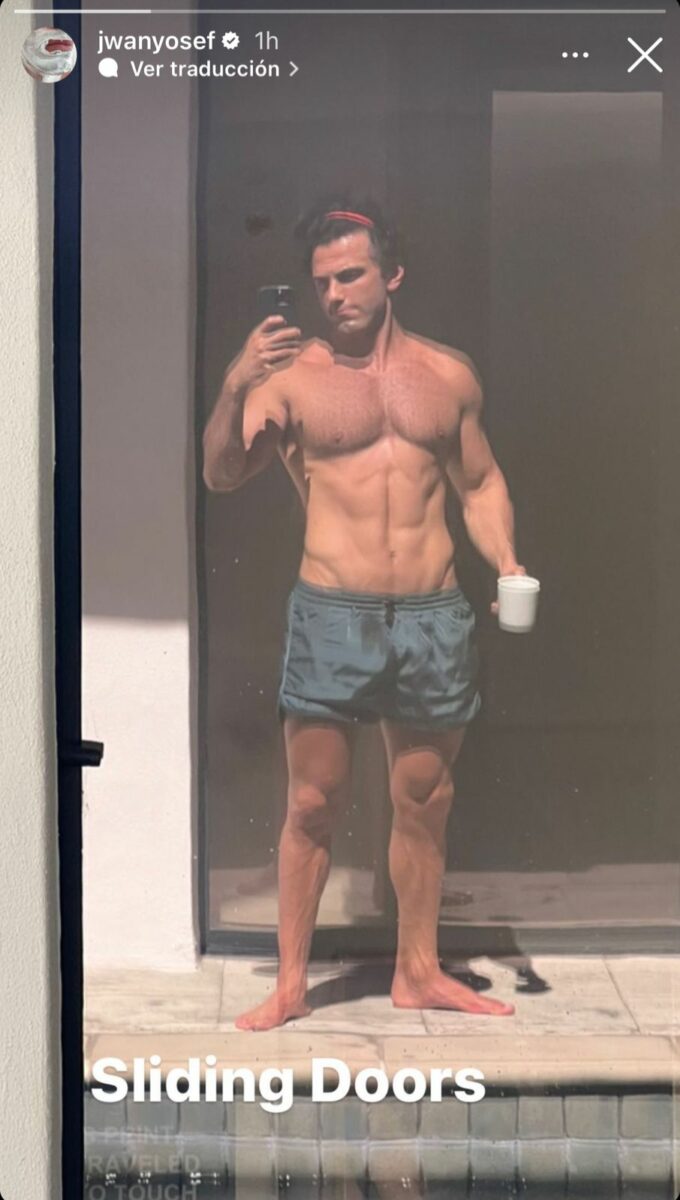 Jwan Yosef sin playera en shorts