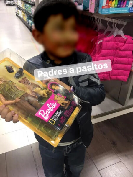 mama compró Barbie hijo