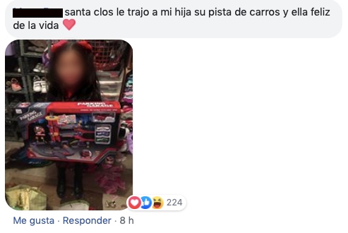 niña con coches de carrera