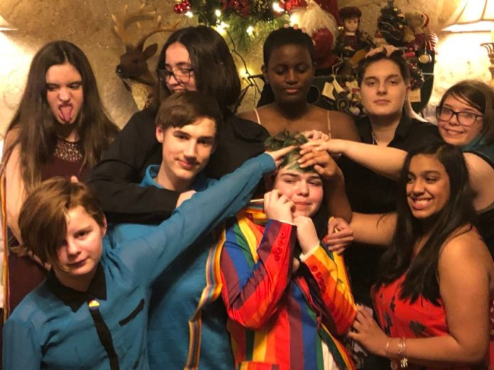 papás chico gay gayceañera portada