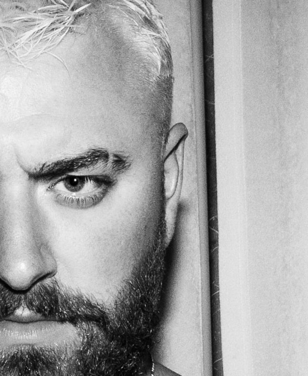 Acercamiento a le cantante cara barba 