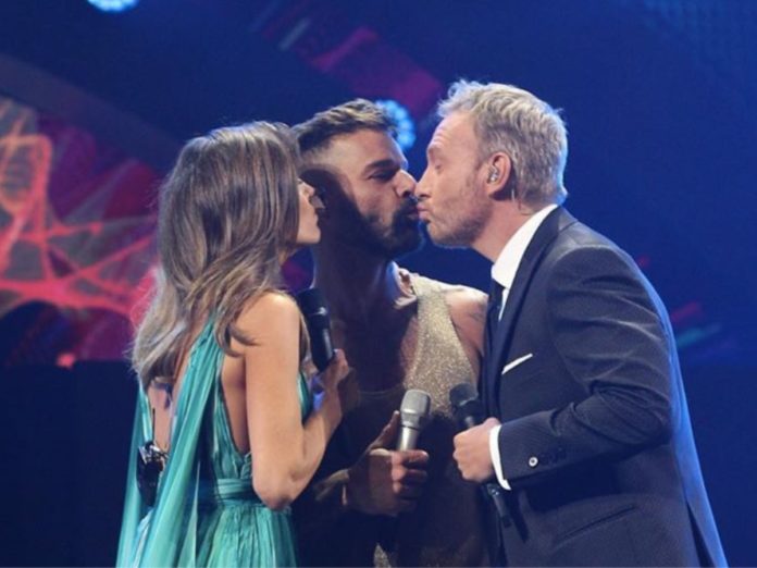 Ricky Martin beso conductor-2