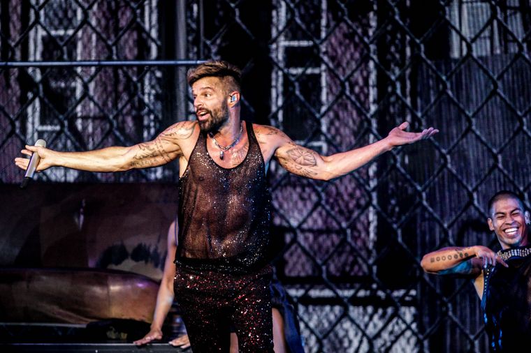 Ricky-Martin-hospital-fans