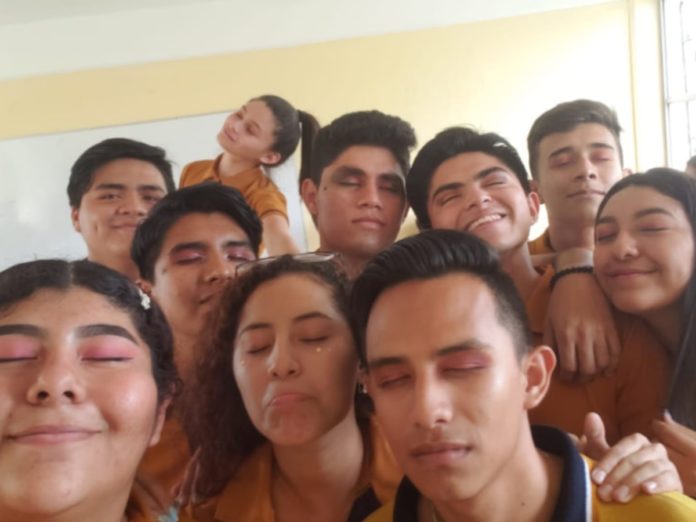 alumnos preparatoria protesta maquillaje