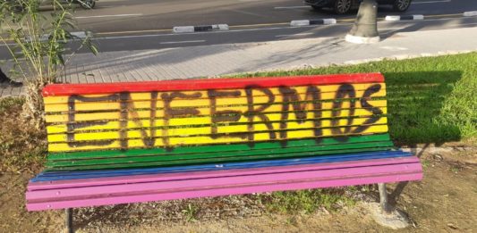 bancas arcoíris vandalizadas