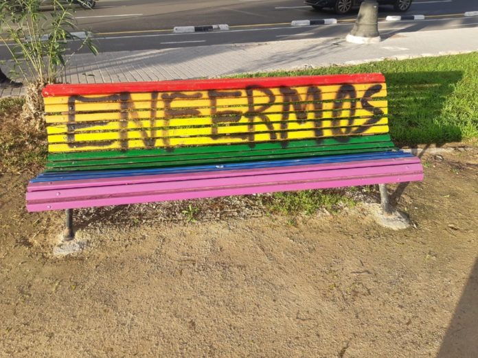 bancas arcoíris vandalizadas