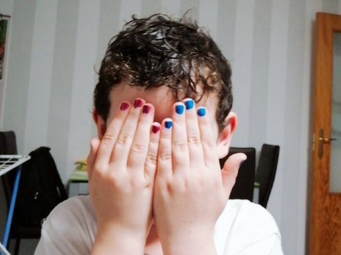 hombres uñas pintadas twitter portada