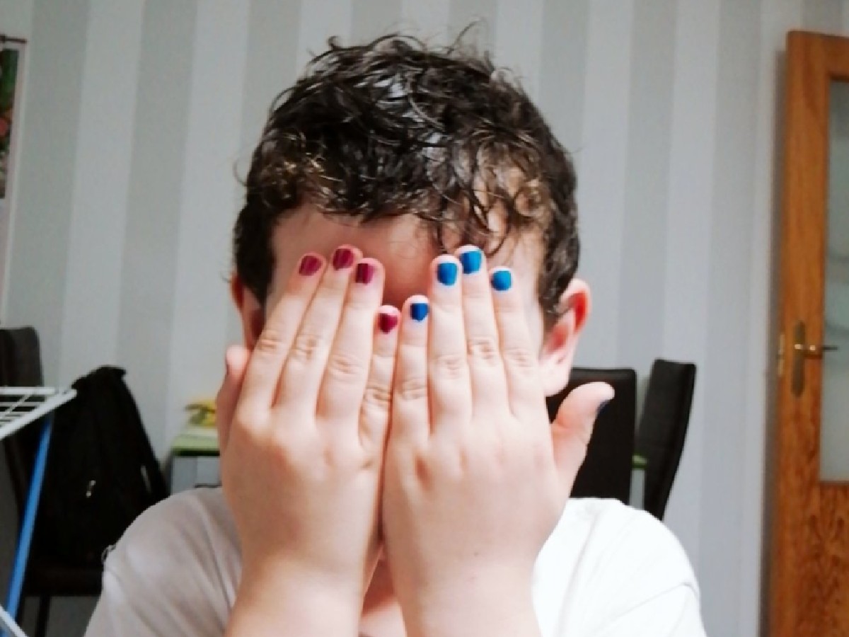 hombres uñas pintadas twitter portada