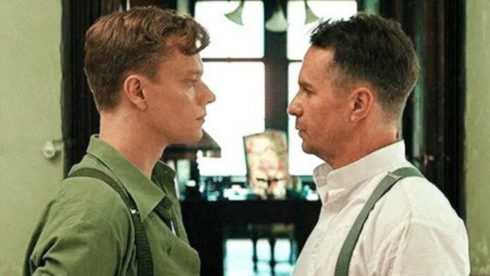 jojo rabbit homosexual gay triángulo rosa capitán Klenzendorf y su ayudante Finkel