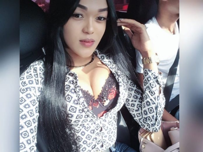 mujer trans pelo senos familia