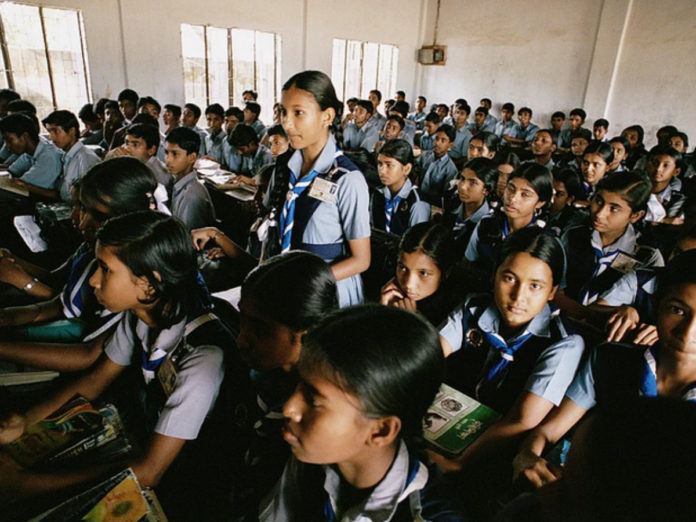 niñas maestra pareja