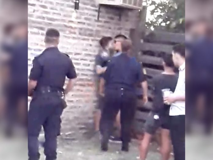 pareja gay policía besarse portada