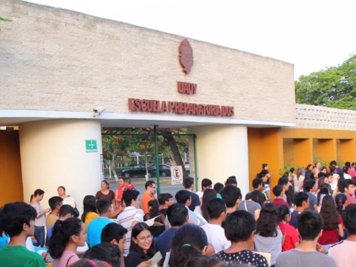 prefectos alumnos maquillaje prepa Yucatán