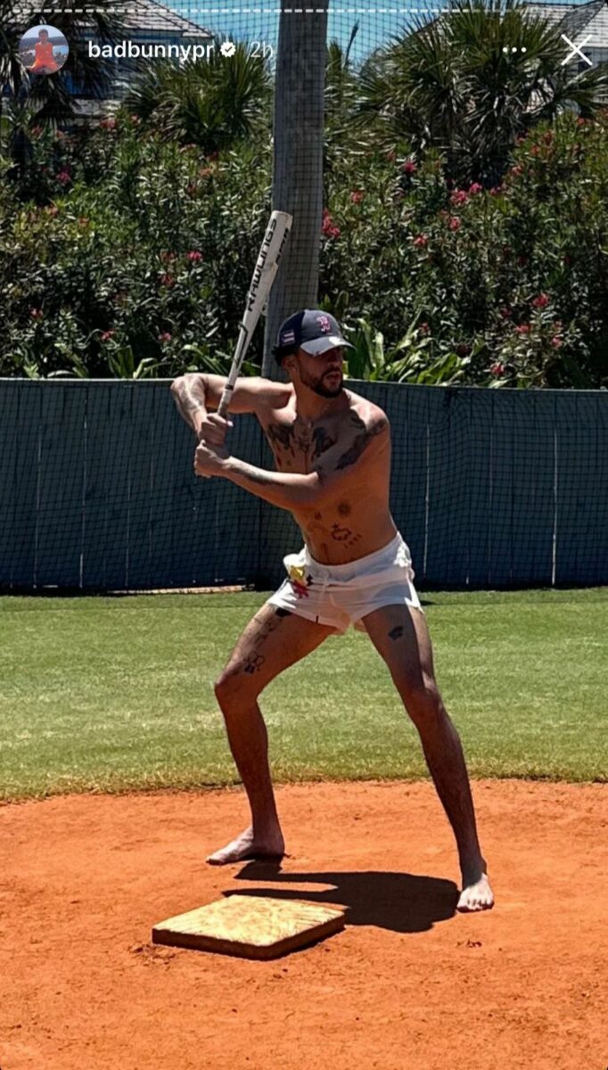 Cantante jugando beisbol