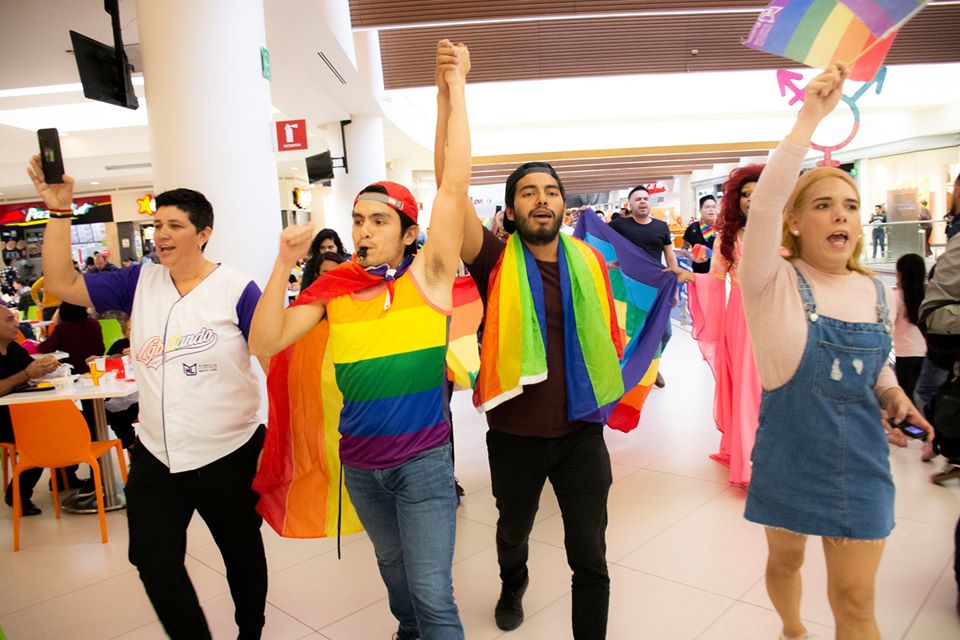 besotón-Galerías-Monterrey-homofobia-1