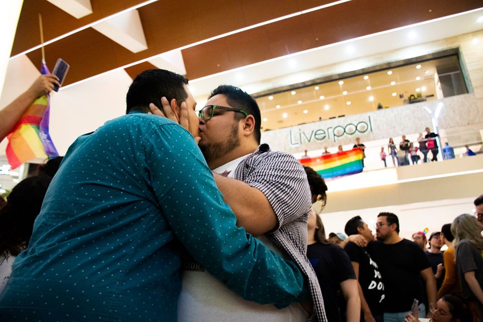 besotón-Galerías-Monterrey-homofobia-2