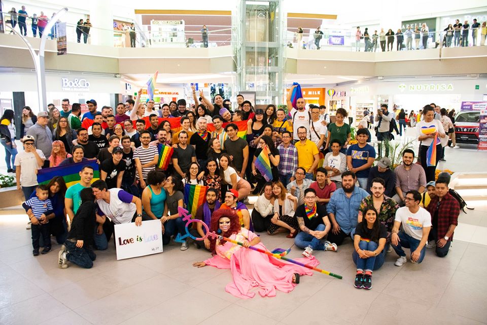 besotón-Galerías-Monterrey-homofobia-4