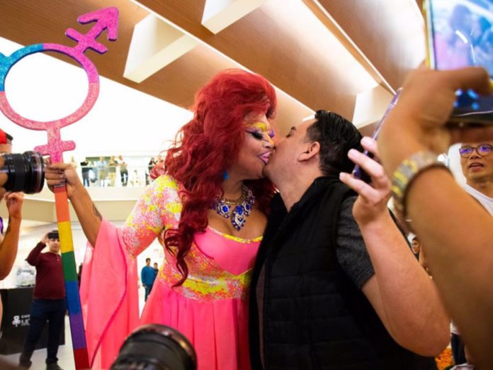 besotón Galerías Monterrey homofobia