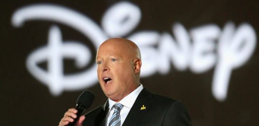 Disney fue acusado de 'promover la ideología LGBT' en películas de Star Wars y Marvel. Pero la respuesta de su CEO ha sido contundente.