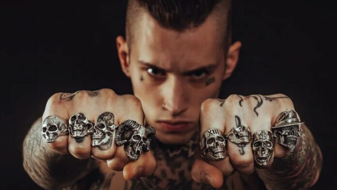 cosas-que-nos-gustan-chico-malo foto chico malo tatuajes latino anillos