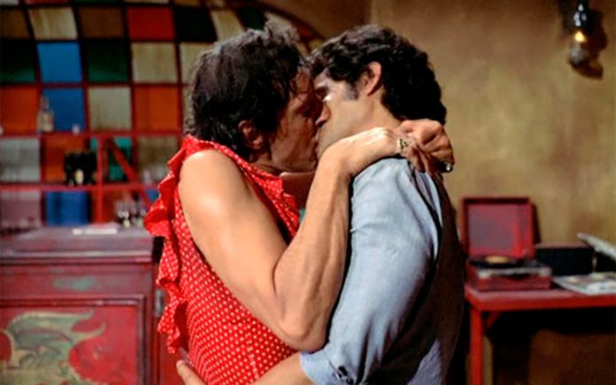primer-beso-gay-cine-mexicano-1