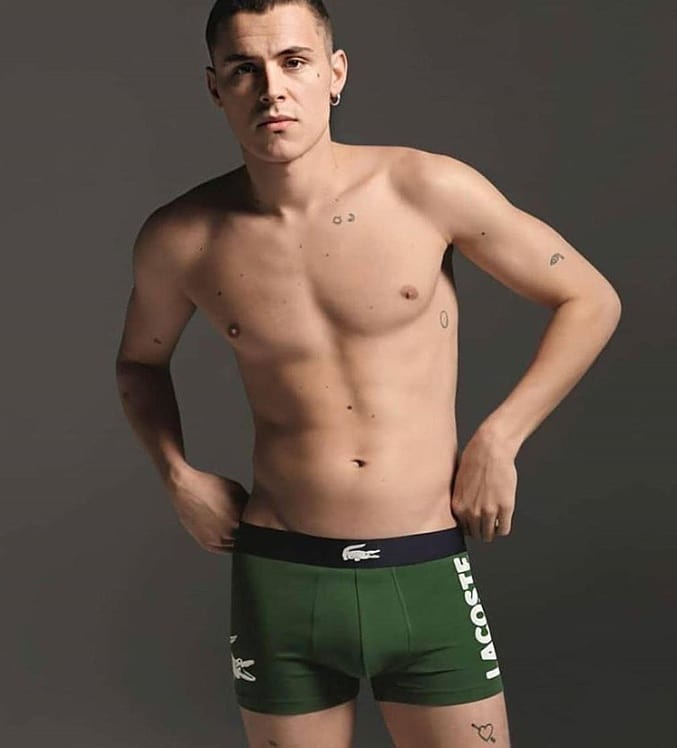 Arón Piper de Élite le entra al modelaje... en calzones ...