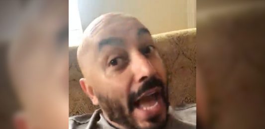 Lupillo-Rivera-hombres- besándose-Netflix