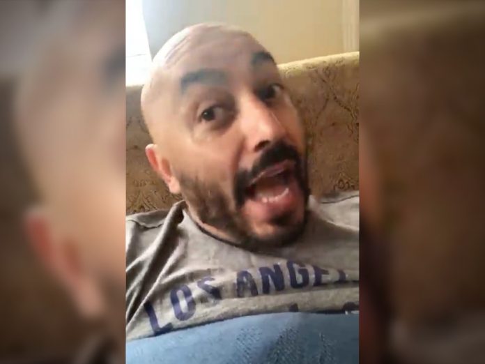 Lupillo-Rivera-hombres- besándose-Netflix