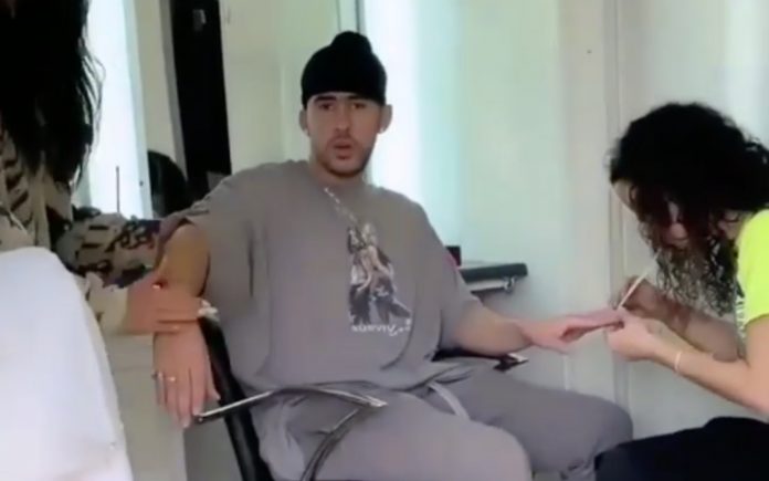 bad-bunny-haciendose-uñas-largas-0