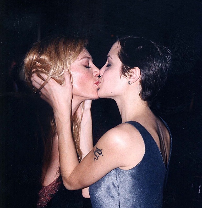 beso-lésbico-angelina-peta